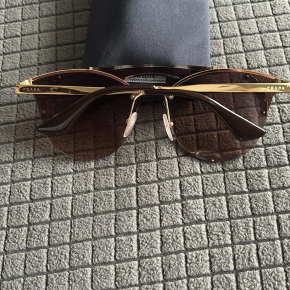 Prada sunglasses - Picture 7 of 8
